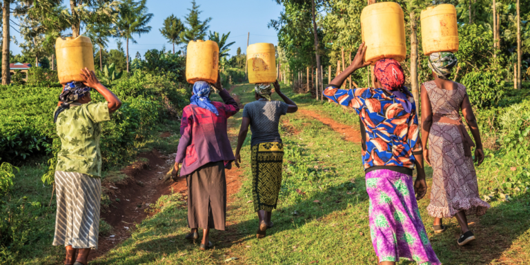 Mujeres senegalesas cargando agua