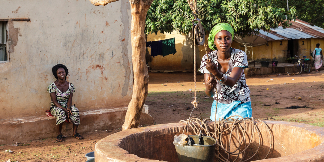 Mujer sacando agua de pozo Senegal