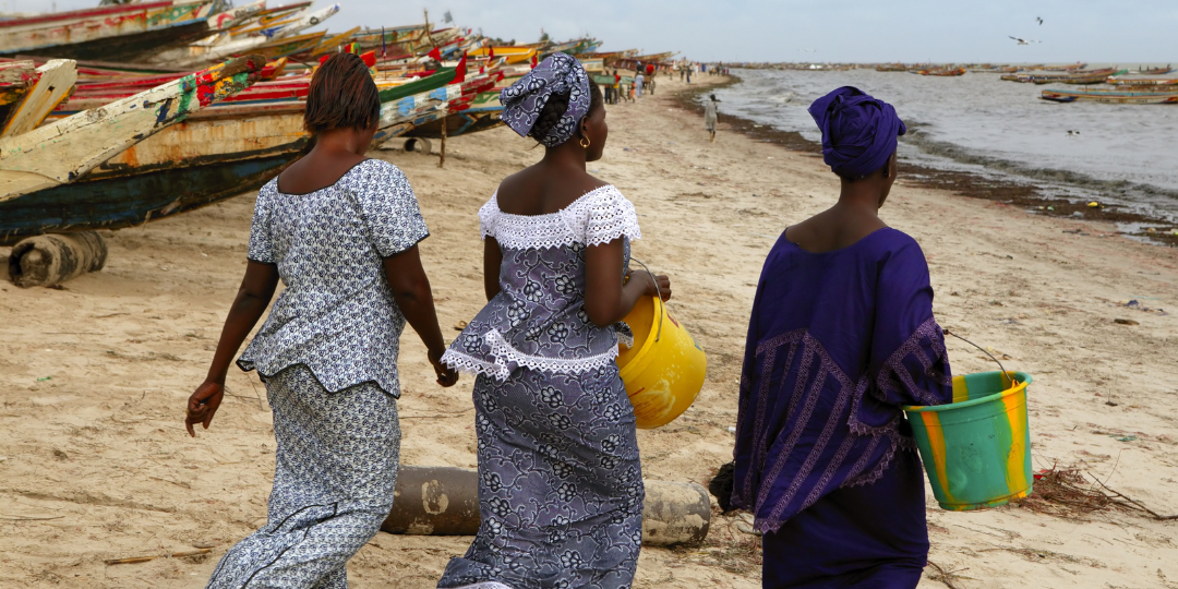 Mujeres senegalesas en puerto pescadores