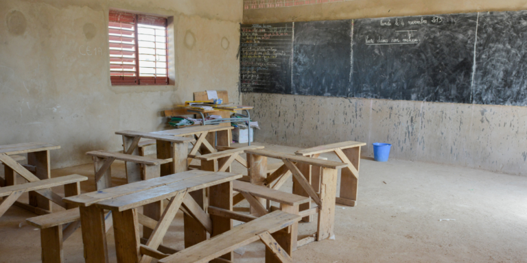 Escuela con pupitres en Senegal