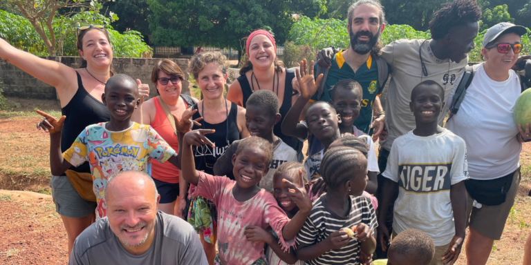 Viajeros y niños en Gambia