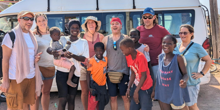 Grupo de viajeros posando con senegaleses