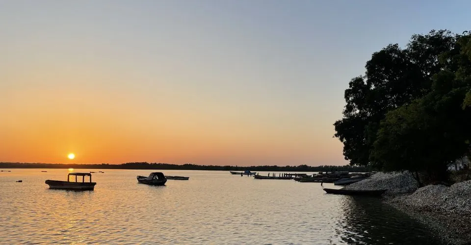 Lago de Gambia al atardecer viaje en grupo