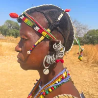 Mujer bedik con decoración Senegal